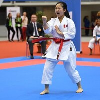 Elle crie sur le tatami.