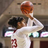 La joueuse de basketball montréalaise s'apprête à prendre un lancer dans un match contre Nebraska.