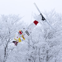Un skieur acrobatique effectue un saut lors d'une séance d'entraînement