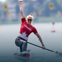 Laurence Vincent Lapointe lève un poing en signe de victoire après une course de canoë.