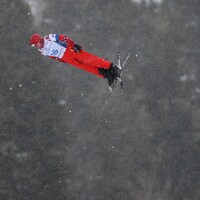 Le skieur acrobatique Lewis Irving s'élance pour un saut