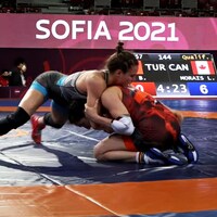Linda Morais (en bleu) pendant un combat du tournoi de qualification olympique à Sofia