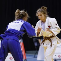 deux filles en kimono de judo dans un combat