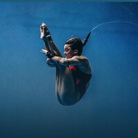 Meaghan Benfeito effectue un plongeon.