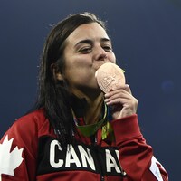 Meaghan Benfeito embrasse sa médaille
