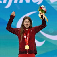 Mollie Jepsen célèbre sa victoire la médaille au cou.