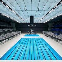 Plan large d'une piscine olympique vide