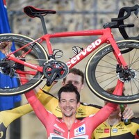 Il soulève son vélo à bout de bras pour célébrer sa troisième victoire d'affilée au Tour d'Espagne. 