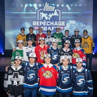 Des joueurs de hockey posent fièrement pour la caméra après leur sélection au repêchage.