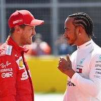Le pilote Ferrari Sebastian Vettel et le pilote Mercedes Lewis Hamilton discutent après les qualifications du Grand Prix du Canada, à Montréal. 