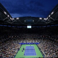 Plan large sur le plus grand stade de tennis du monde 