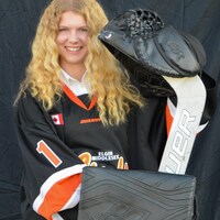 Taya Currie se repose sur son bâton de gardienne de but pour sa photo officielle avec les Chiefs.