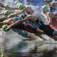 Les athlètes de la catégorite élite masculine sautent à l'eau lors d'une course présentée à Edmonton en juillet 2019. 