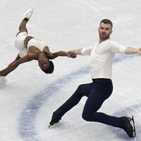 Vêtus de blanc, les deux athlètes s'offrent élégamment en prestation.