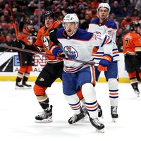 Vincent Desharnais, des Oilers, tente de se défaire de Max Comtois, des Ducks d'Anaheim, dans un match présenté le 11 janvier 2023. 