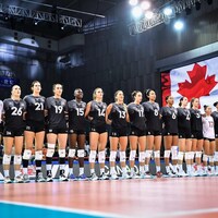 Les joueuses de la formation canadienne sont les unes à côté des autres pendant l'hymne national.