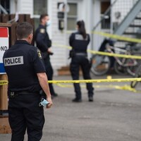 Trois policiers sur les lieux de l'agression.