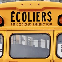 Un autobus scolaire vu de derrière.