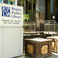 Devanture de la bibliothèque publique de Regina. 