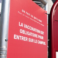 Une pancarte indiquant qu'il faut être obligatoirement vacciné pour entrer sur le campus de l'Université d'Ottawa