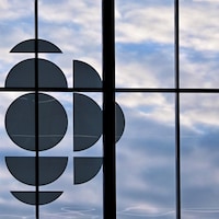 Le logo de Radio-Canada sur une fenêtre.