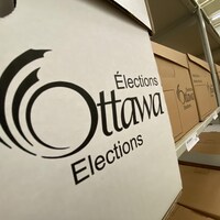 Des cartons sur lesquels est écrit "Élections Ottawa".
