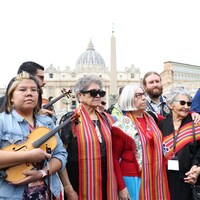 Des Métis du Canada, certains vêtus de vêtements traditionnels, sur la place Saint-Pierre au Vatican.