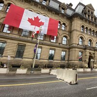 La rue Wellington, avec des drapeaux du Canada un peu partout.