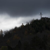 La croix surplombe Sainte-Adèle au pinacle du sommet Bleu.  