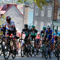 Des cyclistes montent une côte du Vieux-Québec