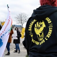 Le logo du syndicat sur le chandail à capuchon d'une gréviste.