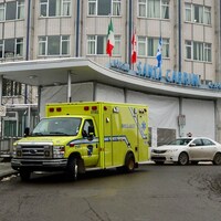 Entrée de l'Hôpital Santa Cabrini. Une ambulance est stationnée devant.