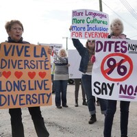 Des femmes tiennent des pancartes lors d'une manifestation.
