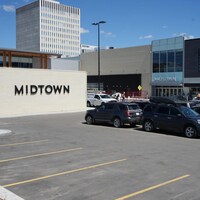Le centre commercial Midtown Plaza en été.