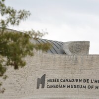 Toiture de l'édifice avec l'enseigne du musée.