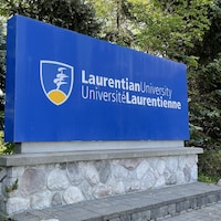 Une pancarte montre le logo de l'Université Laurentienne.
