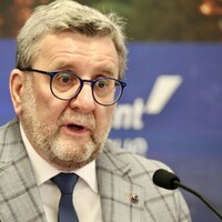 Le maire de Québec Régis Labeaume devant les médias.