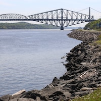 Le pont de Québec vu de la promenade Samuel-De Champlain.