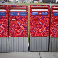 Des boîtes aux lettres sont vues à l'usine principale de Postes Canada à Calgary, en Alberta, le samedi 9 mai 2020, au milieu d'une pandémie mondiale de COVID-19.