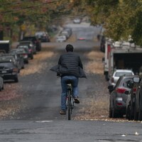Un citoyen roule à vélo sur la rue J.-J. Gagnier, à Montréal.