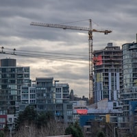 Des immeubles en construction au centre-ville de Vancouver.