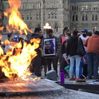 Des proches de Joyce Echaquan lui rendent hommage devant le parlement à Ottawa.