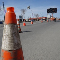 Un cône de construction placé sur une route. 