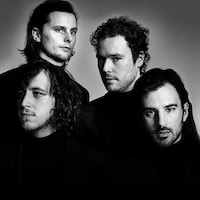 Les quatre membres du groupe rock Cherry Chérie, posent tous vêtus d'un gilet noir (photo noir et blanc) pour leur deuxième album Adieu Veracruz (2017).