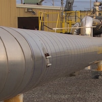 Une portion d'un pipeline près d'une installation.