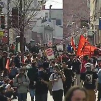 Des manifestants arpentent la rue Saint-Jean à Québec pendant le Sommet des Amériques en avril 2001