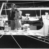La photo en noir et blanc d'un marin et d'un enfant sur un bateau.