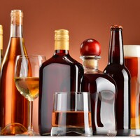 Bouteilles et verres assorties de boissons alcoolisées.
