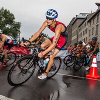 Un cycliste dans les rues d'une ville avec d'autres athlètes