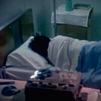 Un patient à l'Institut Allan Memorial couché dans un lit écoute un enregistrement sonore.